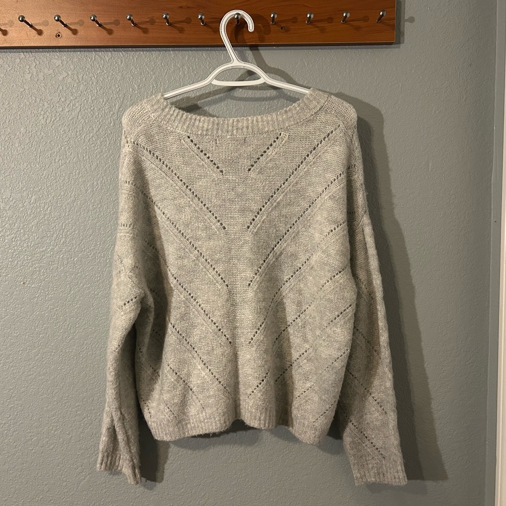 NWOT FOREVER 21 Light Gray V-Neck Sweater - Picture 6 of 7